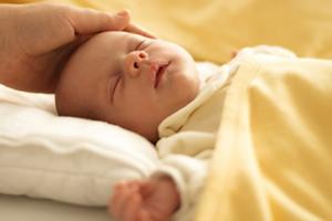 Por que um bebê recém-nascido cuspiu muito?