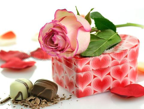 Como fazer rosas de papelão ondulado com suas próprias mãos?