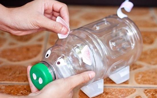 Leitão feito de garrafas de plástico - é fácil fazê-lo com as próprias mãos!
