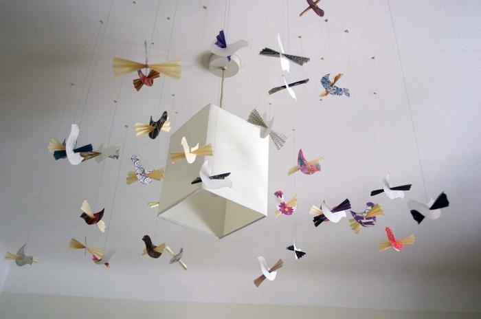 Pássaros de papel como símbolo da felicidade em sua casa