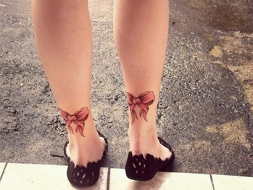 arcos de tatuagem nas pernas