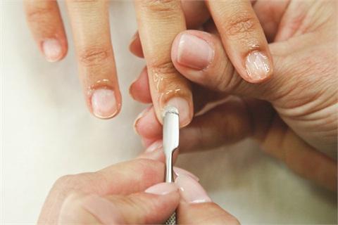 Instruções sobre como remover as unhas na casa