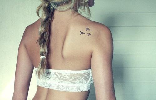 Tatuagens para meninas na escápula: escolha um padrão