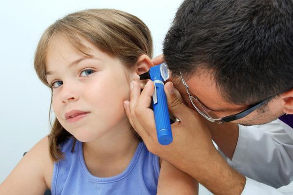 A criança tem uma dor de ouvido. O que devo fazer? Como tratar?